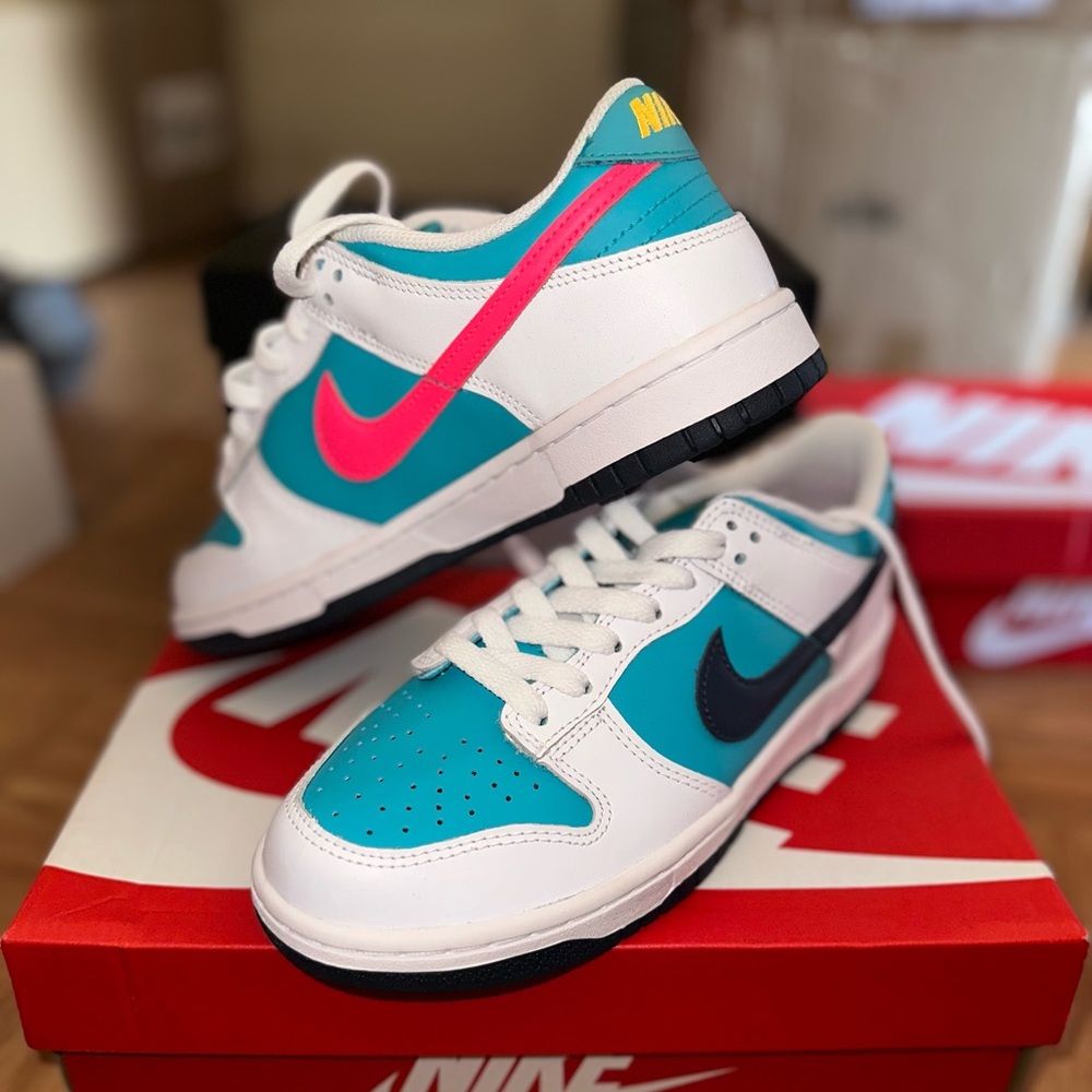 GS NIKE DUNK LOW BG 
DUSTY CACTUS/THUNDER BLUE